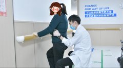 从轮椅到助行器：一位截瘫患者再次站起来的过程，见证康复师的温暖力量
